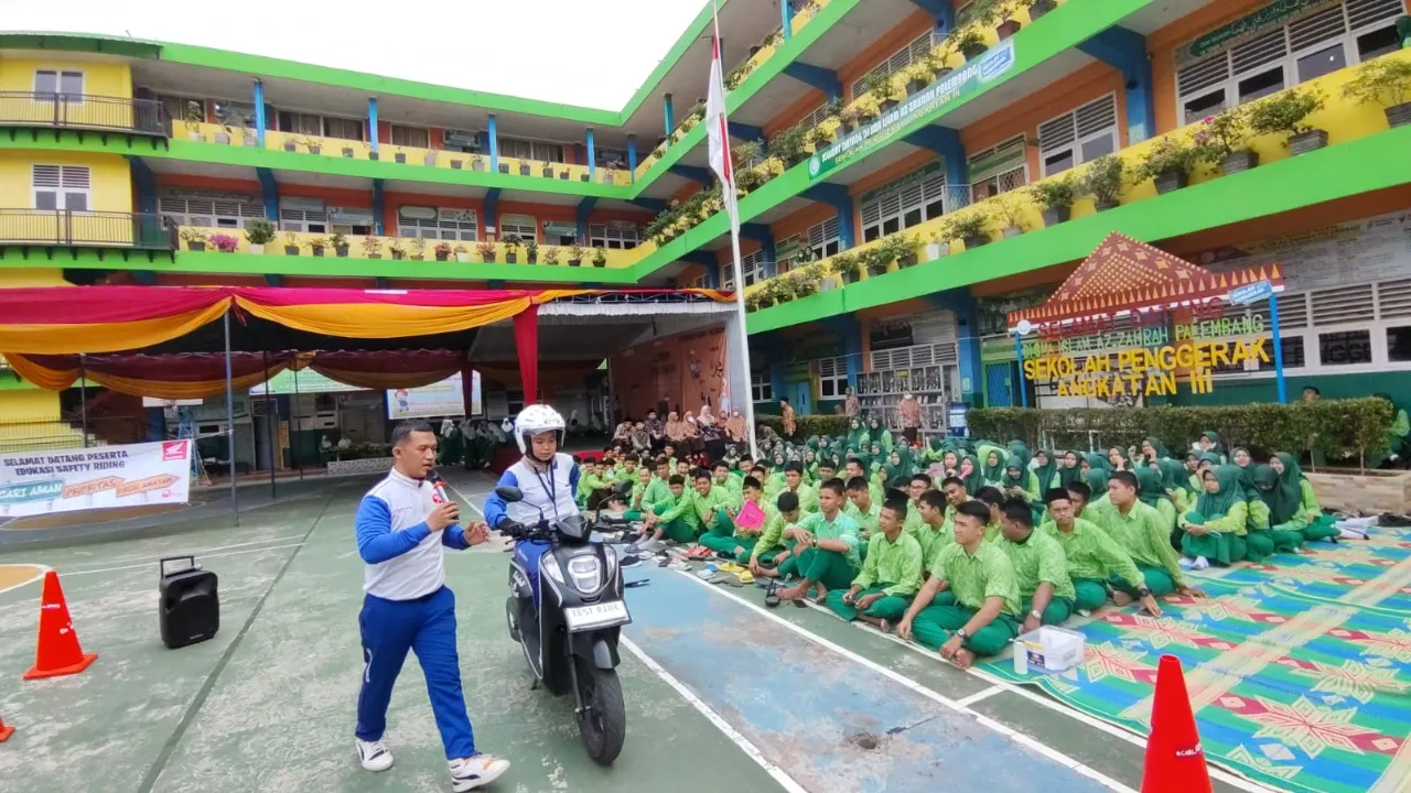 Kapolres Rembang Datangin Ke Beberapa Sekolah Memberikan Edukasi Keselamatan Berkendara Serta Bagikan Helm Gratis